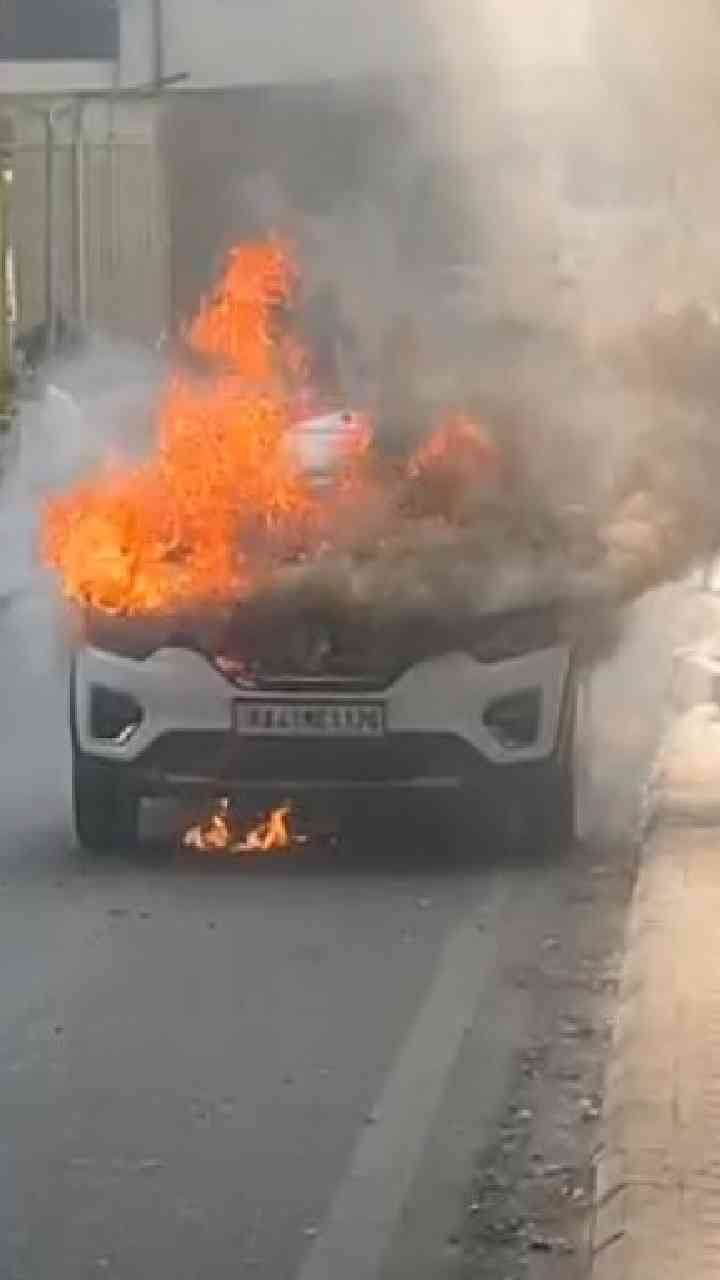 ನಡುರಸ್ತೆಯಲ್ಲೇ ಹೊತ್ತಿ ಉರಿದ ಕಾರು