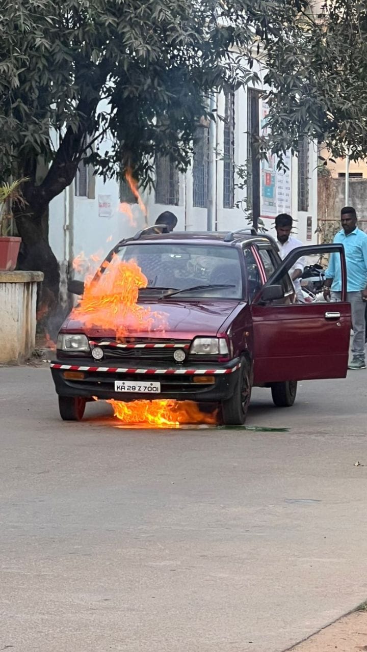 ನಡು ರಸ್ತೆಯಲ್ಲೇ ಹೊತ್ತಿ ಉರಿದ ಕಾರು