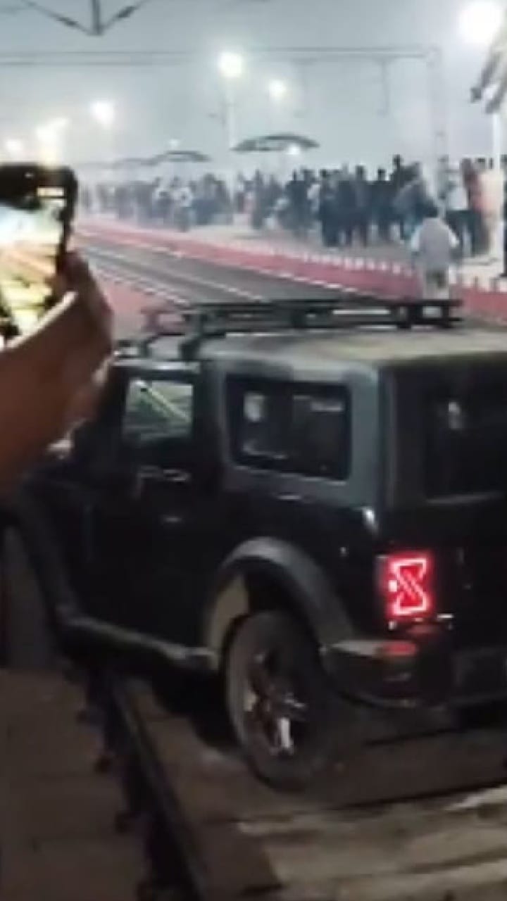 ರೈಲ್ವೆ ಹಳಿ ಮೇಲೆ ಮಹೀಂದ್ರಾ ಕಾರು ಓಡಿಸಿದ ವೃದ್ಧ!