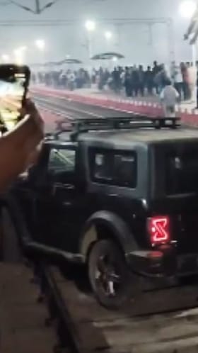 ರೈಲ್ವೆ ಹಳಿ ಮೇಲೆ ಮಹೀಂದ್ರಾ ಕಾರು ಓಡಿಸಿದ ವೃದ್ಧ!