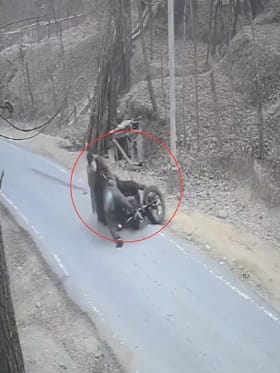 ಕೋಳಿ ಅಡ್ಡ ಬಂದು ಬೈಕ್ ಸ್ಕಿಡ್