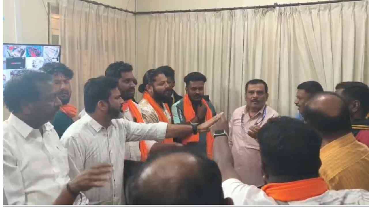 ಅಯ್ಯಪ್ಪ ಮಾಲೆ ಧರಿಸಿಬಂದ ವಿದ್ಯಾರ್ಥಿಗಳನ್ನ ಕಾಲೇಜಿನಿಂದ ಹೊರಹಾಕಿದ ಪ್ರಿನ್ಸಿಪಾಲ್: ಭುಗಿಲೆದ್ದ ಆಕ್ರೋಶ ಅಯ್ಯಪ್ಪ ಮಾಲೆ ಧರಿಸಿಬಂದ ವಿದ್ಯಾರ್ಥಿಗಳನ್ನ ಕಾಲೇಜಿನಿಂದ ಹೊರಹಾಕಿದ ಪ್ರಿನ್ಸಿಪಾಲ್: ಭುಗಿಲೆದ್ದ ಆಕ್ರೋಶ