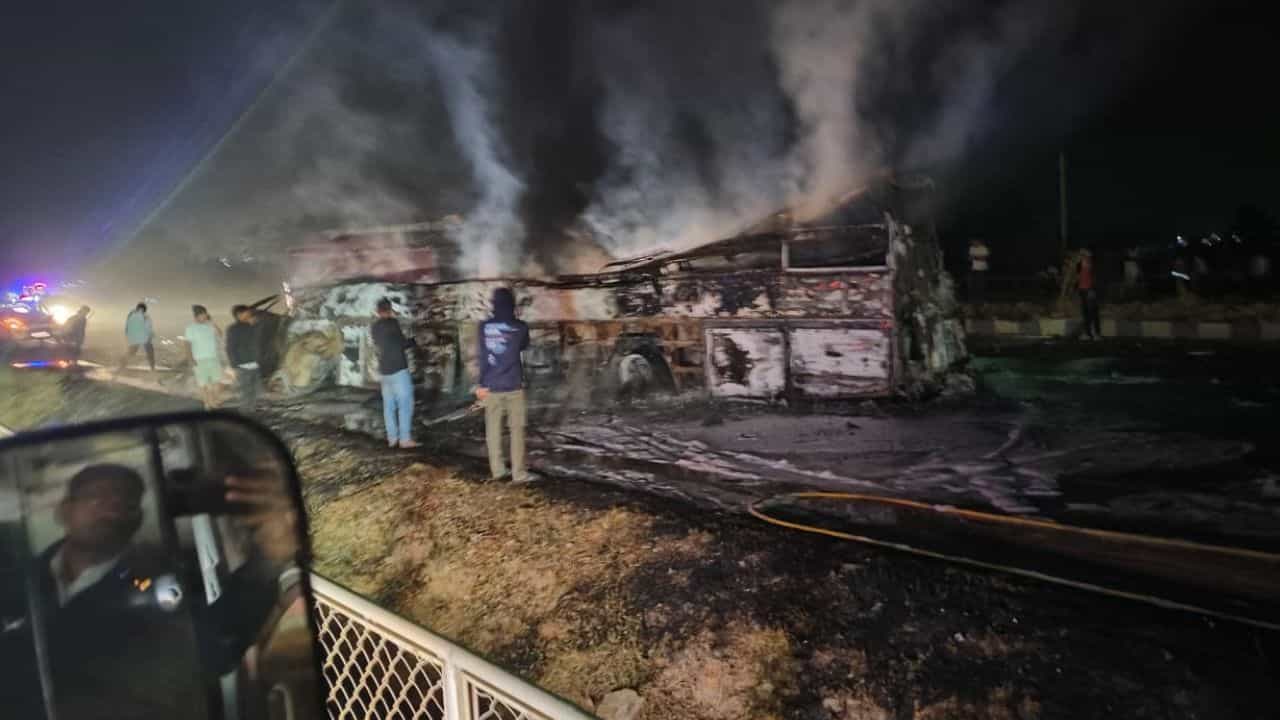 ಮತ್ತೊಂದು ಘನಘೋರ ದುರಂತ: ಚಿತ್ರದುರ್ಗ ಹೆದ್ದಾರಿಯಲ್ಲಿ ಹೊತ್ತಿ ಉರಿದ ಖಾಸಗಿ ಬಸ್, 9ಕ್ಕೂ ಹೆಚ್ಚು ಜನ ಸಜೀವ ದಹನ ಮತ್ತೊಂದು ಘನಘೋರ ದುರಂತ: ಚಿತ್ರದುರ್ಗ ಹೆದ್ದಾರಿಯಲ್ಲಿ ಹೊತ್ತಿ ಉರಿದ ಖಾಸಗಿ ಬಸ್, 9ಕ್ಕೂ ಹೆಚ್ಚು ಜನ ಸಜೀವ ದಹನ