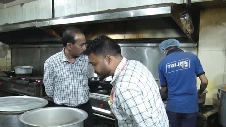 ಹೋಟೆಲ್, ರೆಸ್ಟೋರೆಂಟ್, ಬೇಕರಿಗಳ ಮೇಲೆ ಅಧಿಕಾರಿಗಳ ದಾಳಿ: 2-3 ದಿನದ ಹಳೆಯ ಮಾಂಸ, ಪನ್ನೀರ್ ಪತ್ತೆ ಹೋಟೆಲ್, ರೆಸ್ಟೋರೆಂಟ್, ಬೇಕರಿಗಳ ಮೇಲೆ ಅಧಿಕಾರಿಗಳ ದಾಳಿ: 2-3 ದಿನದ ಹಳೆಯ ಮಾಂಸ, ಪನ್ನೀರ್ ಪತ್ತೆ