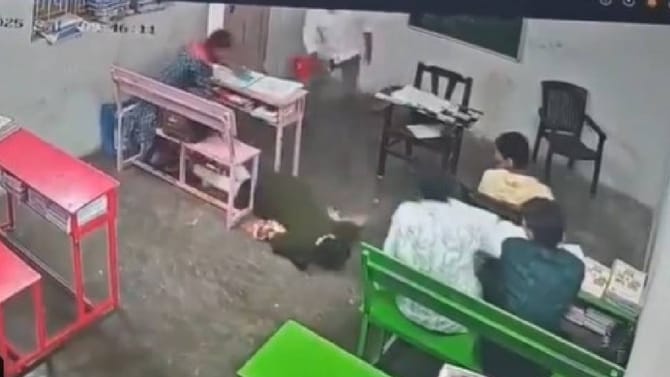 Video: ತರಗತಿಯಲ್ಲಿ ಕುಳಿತಿದ್ದಾಗಲೇ ಹೃದಯಾಘಾತದಿಂದ ವಿದ್ಯಾರ್ಥಿನಿ ಸಾವು