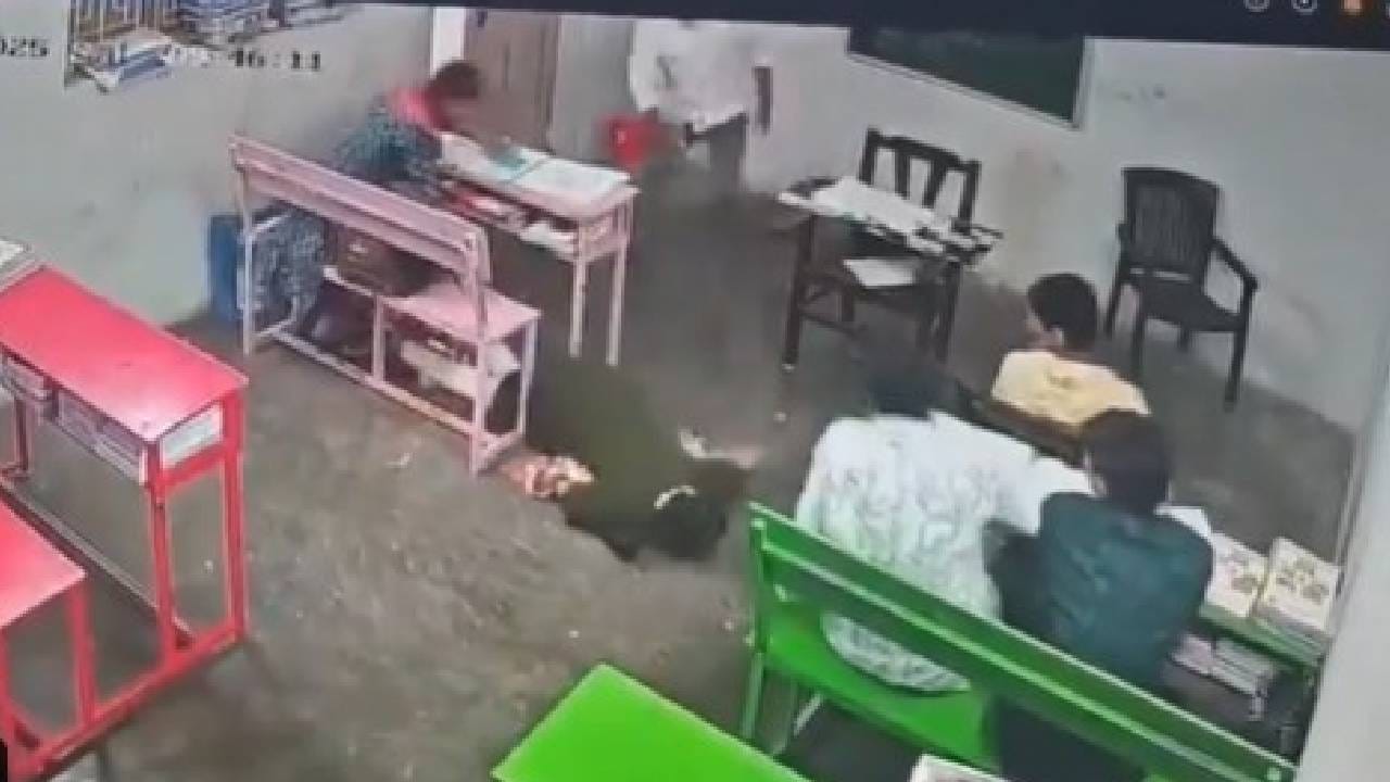 Video: ತರಗತಿಯಲ್ಲಿ ಕುಳಿತಿದ್ದಾಗಲೇ ಹೃದಯಾಘಾತದಿಂದ ವಿದ್ಯಾರ್ಥಿನಿ ಸಾವು Video: ತರಗತಿಯಲ್ಲಿ ಕುಳಿತಿದ್ದಾಗಲೇ ಹೃದಯಾಘಾತದಿಂದ ವಿದ್ಯಾರ್ಥಿನಿ ಸಾವು