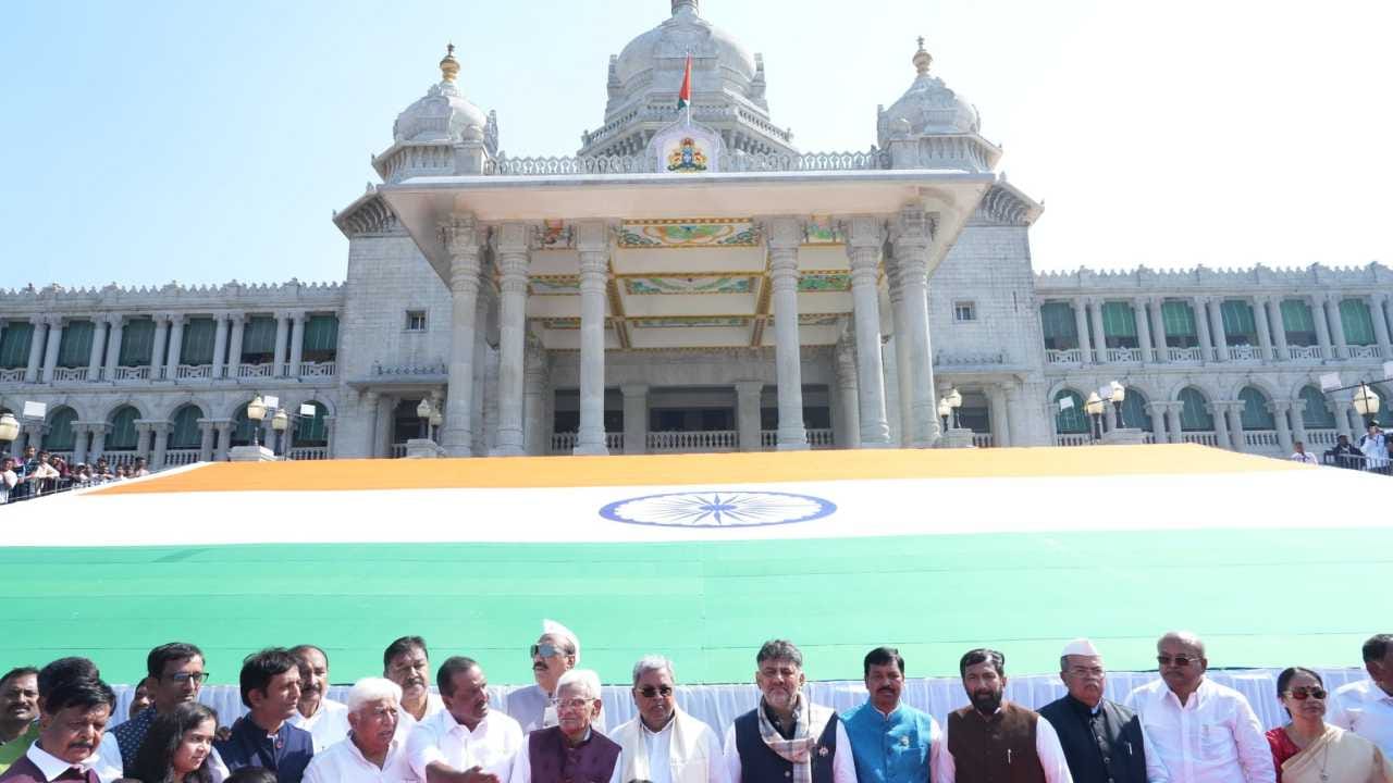 ಸುವರ್ಣಸೌಧದಲ್ಲಿ ಜಗತ್ತಿನ ಎರಡನೇ ಅತಿ ದೊಡ್ಡ ಖಾದಿ ತ್ರಿವರ್ಣ ಧ್ವಜ ಅನಾವರಣ ಸುವರ್ಣಸೌಧದಲ್ಲಿ ಜಗತ್ತಿನ ಎರಡನೇ ಅತಿ ದೊಡ್ಡ ಖಾದಿ ತ್ರಿವರ್ಣ ಧ್ವಜ ಅನಾವರಣ