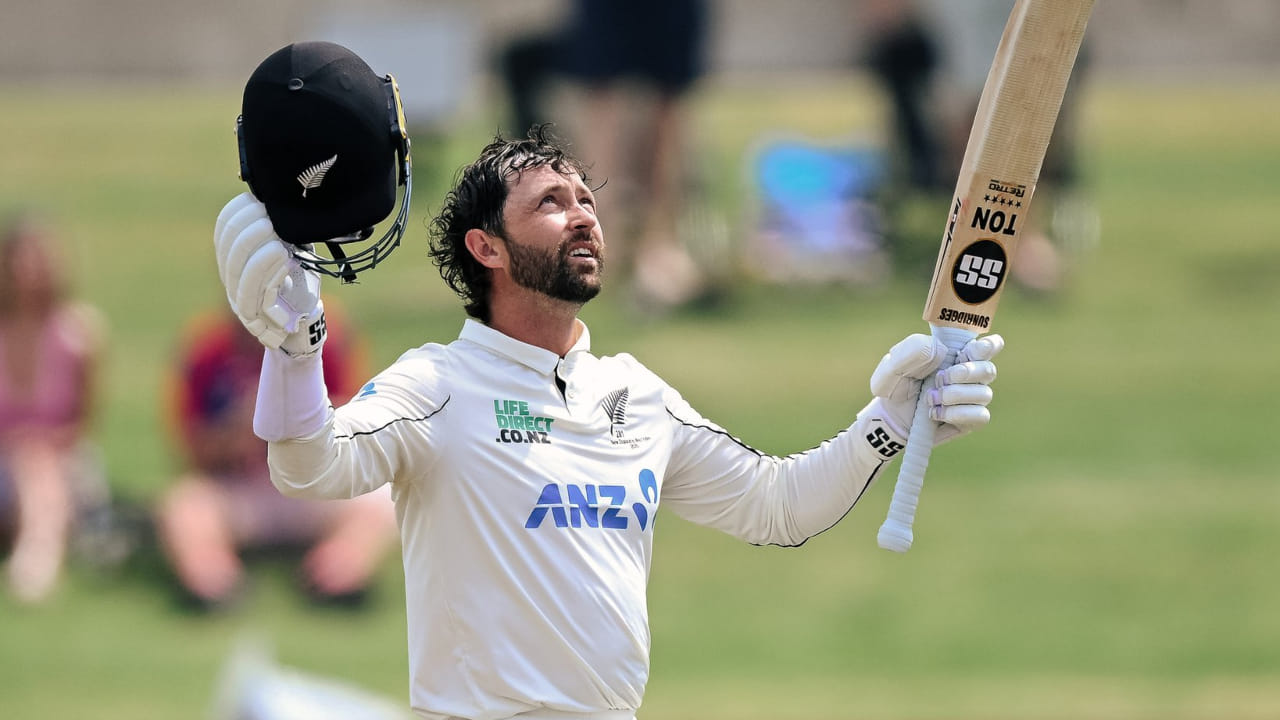  ಮೊದಲ ಇನ್ನಿಂಗ್ಸ್‌ನಲ್ಲಿ, ಕಾನ್ವೇ 367 ಎಸೆತಗಳನ್ನು ಎದುರಿಸಿ 31 ಬೌಂಡರಿಗಳೊಂದಿಗೆ 227 ರನ್ ಗಳಿಸಿದರು. ಎರಡನೇ ಇನ್ನಿಂಗ್ಸ್‌ನಲ್ಲಿ 139 ಎಸೆತಗಳನ್ನು ಎದುರಿಸಿ 3 ಸಿಕ್ಸರ್‌ಗಳು ಮತ್ತು 8 ಬೌಂಡರಿಗಳ ಸಹಾಯದಿಂದ 100 ರನ್ ಗಳಿಸಿದರು. ಇದರರ್ಥ ಮೊದಲ ಇನ್ನಿಂಗ್ಸ್‌ನಲ್ಲಿ ದ್ವಿಶತಕ ಬಾರಿಸಿದ ಕಾನ್ವೇ ಎರಡನೇ ಇನ್ನಿಂಗ್ಸ್‌ನಲ್ಲಿ ಶತಕ ಸಿಡಿಸಿದರು.