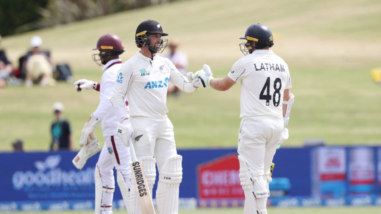 ವೆಸ್ಟ್ ಇಂಡೀಸ್ ವಿರುದ್ಧದ ಮೂರನೇ ಟೆಸ್ಟ್ ಪಂದ್ಯದ ಮೊದಲ ಇನ್ನಿಂಗ್ಸ್​ನಲ್ಲಿ ದ್ವಿಶತಕ ಮತ್ತು ಎರಡನೇ ಇನ್ನಿಂಗ್ಸ್ ನಲ್ಲಿ ಶತಕ ಗಳಿಸಿದ್ದ ಡೆವೊನ್ ಕಾನ್ವೇ, ಒಂದೇ ಟೆಸ್ಟ್ ಪಂದ್ಯದಲ್ಲಿ ದ್ವಿಶತಕ ಮತ್ತು ಶತಕ ಗಳಿಸಿದ ಮೊದಲ ನ್ಯೂಜಿಲೆಂಡ್ ಬ್ಯಾಟ್ಸ್ ಮನ್ ಎಂಬ ಹೆಗ್ಗಳಿಕೆಗೆ ಪಾತ್ರರಾಗುವ ಮೂಲಕ ಇತಿಹಾಸ ನಿರ್ಮಿಸಿದ್ದಾರೆ. ಹಾಗೆಯೇ ಈ ಸಾಧನೆ ಮಾಡಿದ ವಿಶ್ವದ 10 ನೇ ಬ್ಯಾಟ್ಸ್​ಮನ್ ಕೂಡ ಇವರು.