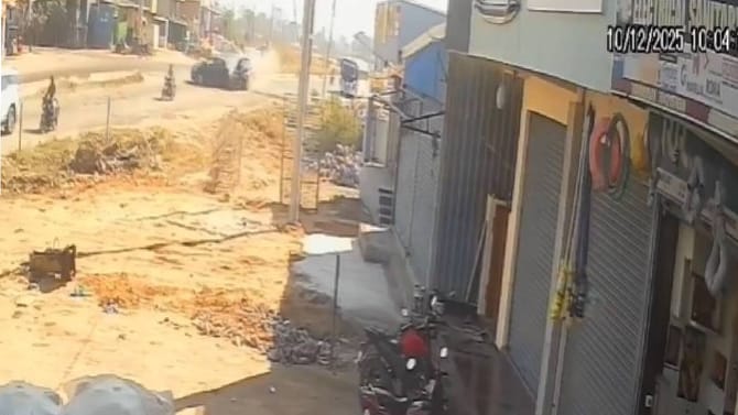 ವೇಗವಾಗಿ ಬಂದು ಎರಡು ವಾಹನಗಳಿಗೆ ಡಿಕ್ಕಿ ಹೊಡೆದ ಕಾರು