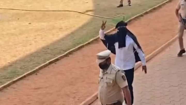 Video: ಕೈಗಳಿಗೆ ಹಗ್ಗ, ಮುಖಕ್ಕೆ ಬಟ್ಟೆ, ಚುನಾವಣೆಗೆ ನಾಮಪತ್ರ ಸಲ್ಲಿಸಲು ಜೈಲಿನಿಂದ ಬಂದ ಗ್ಯಾಂಗ್ಸ್ಟರ್ Video: ಕೈಗಳಿಗೆ ಹಗ್ಗ, ಮುಖಕ್ಕೆ ಬಟ್ಟೆ, ಚುನಾವಣೆಗೆ ನಾಮಪತ್ರ ಸಲ್ಲಿಸಲು ಜೈಲಿನಿಂದ ಬಂದ ಗ್ಯಾಂಗ್ಸ್ಟರ್