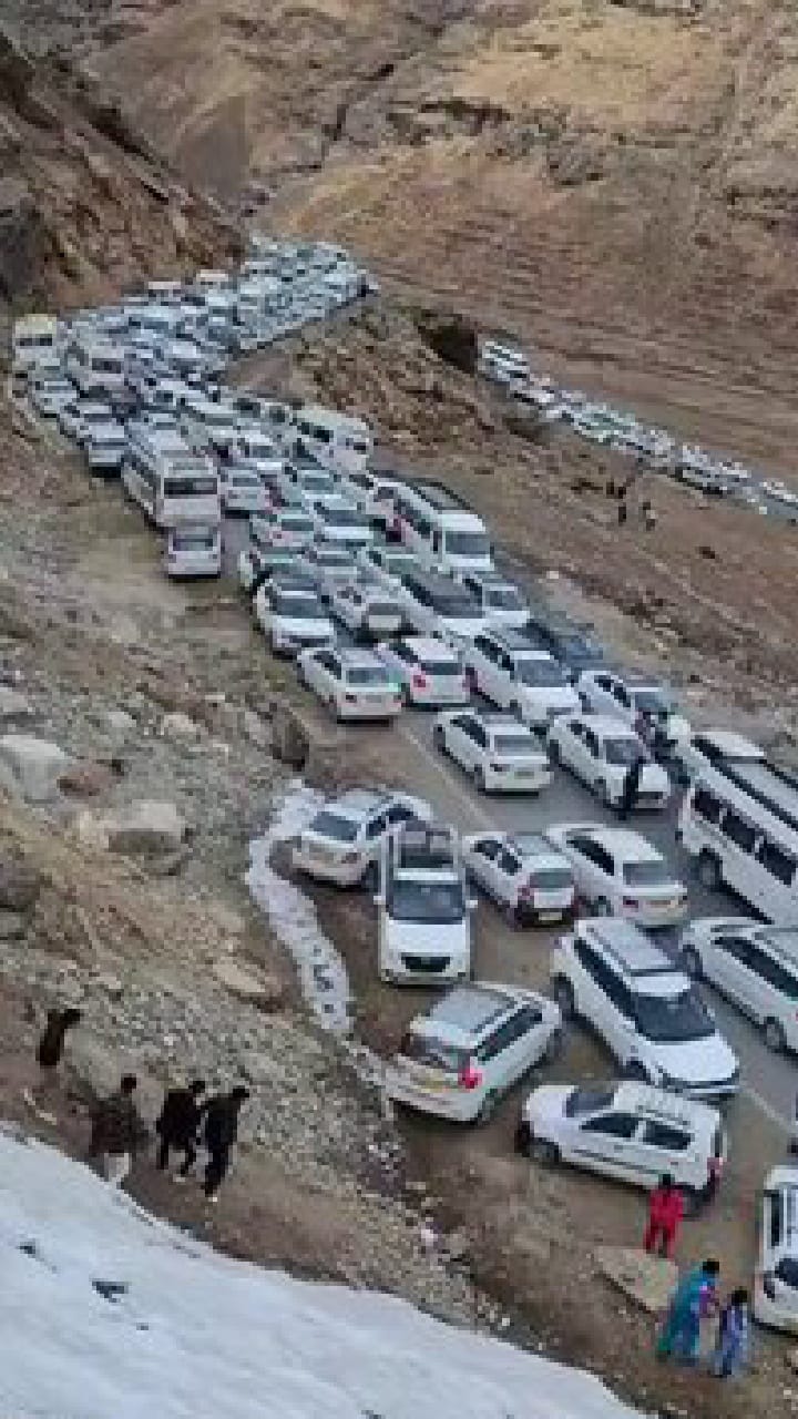 ಕುಲು-ಮನಾಲಿಯಲ್ಲಿ ಹಿಮ ನೋಡಲು ಸಾಲುಗಟ್ಟಿ ನಿಂತ ಪ್ರವಾಸಿಗರು ಕಾರುಗಳ ರಾಶಿ!