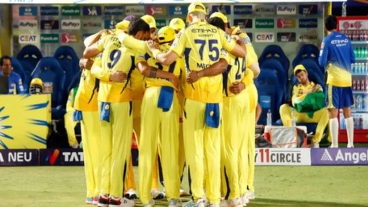 ಚೆನ್ನೈ ಸೂಪರ್ ಕಿಂಗ್ಸ್: ರುತುರಾಜ್ ಗಾಯಕ್ವಾಡ್ (ನಾಯಕ), ಆಯುಷ್ ಮ್ಹಾತ್ರೆ, ಎಂ.ಎಸ್. ಧೋನಿ, ಸಂಜು ಸ್ಯಾಮ್ಸನ್, ಡೆವಾಲ್ಡ್ ಬ್ರೆವಿಸ್, ಉರ್ವಿಲ್ ಪಟೇಲ್, ಶಿವಂ ದುಬೆ, ಜೇಮಿ ಓವರ್ಟನ್, ರಾಮಕೃಷ್ಣ ಘೋಷ್, ನೂರ್ ಅಹ್ಮದ್, ಖಲೀಲ್ ಅಹ್ಮದ್, ಅನ್ಶುಲ್ ಕಾಂಬೋಜ್, ಗುರ್ಜಪ್ನೀತ್ ಸಿಂಗ್, ಶ್ರೇಯಸ್ ಗೋಪಾಲ್, ಮುಖೇಶ್ ಚೌಧರಿ, ನಾಥನ್ ಎಲ್ಲಿಸ್, ಅಕೇಲ್ ಹೊಸೈನ್, ಪ್ರಶಾಂತ್ ವೀರ್, ಕಾರ್ತಿಕ್ ಶರ್ಮಾ, ಮ್ಯಾಥ್ಯೂ ಶಾರ್ಟ್, ಅಮನ್ ಖಾನ್, ಸರ್ಫರಾಜ್ ಖಾನ್, ಮ್ಯಾಟ್ ಹೆನ್ರಿ, ರಾಹುಲ್ ಚಾಹರ್, ಝಾಕ್ ಫೌಲ್ಕ್ಸ್.