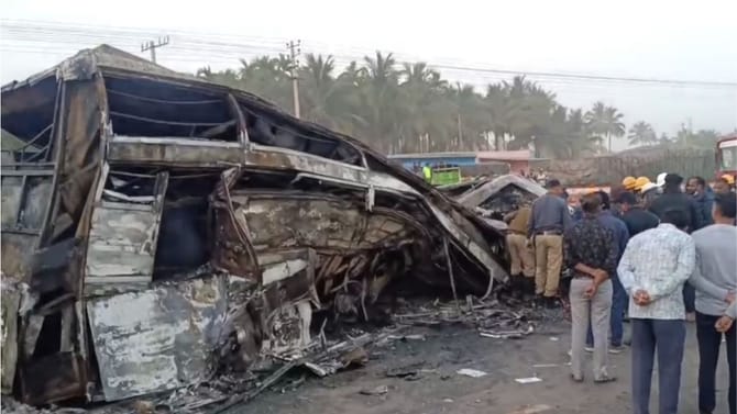 ಚಿತ್ರದುರ್ಗದಲ್ಲಿ ಬಸ್ ಭೀಕರ​​ ಅಪಘಾತ: ಮೂವರು ನಾಪತ್ತೆ