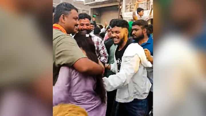 Video: ಮಗಳು ಇಷ್ಟಪಟ್ಟವನ ಜತೆ ನೃತ್ಯ ಮಾಡಿ, ಒಟ್ಟಿಗೆ ಊಟ ಮಾಡಿ ಜಾತಿ ಬೇರೆ ಎಂದು ಯುವಕನ ಕೊಂದ ತಂದೆ Video: ಮಗಳು ಇಷ್ಟಪಟ್ಟವನ ಜತೆ ನೃತ್ಯ ಮಾಡಿ, ಒಟ್ಟಿಗೆ ಊಟ ಮಾಡಿ ಜಾತಿ ಬೇರೆ ಎಂದು ಯುವಕನ ಕೊಂದ ತಂದೆ