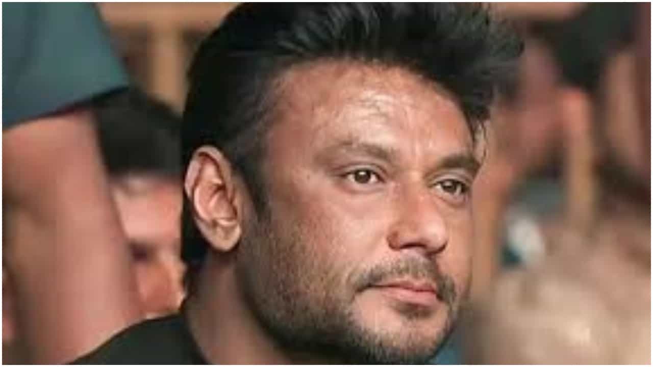 ದರ್ಶನ್ ವಿಷಯದಲ್ಲಿ ಗೊತ್ತಿದ್ದೂ ಕಣ್ಮುಚ್ಚಿ ಕೂತಿದ್ದಾರಾ ಪೊಲೀಸರು? ನಡೆದಿದೆ ದೊಡ್ಡ ಎಡವಟ್ಟು ದರ್ಶನ್ ವಿಷಯದಲ್ಲಿ ಗೊತ್ತಿದ್ದೂ ಕಣ್ಮುಚ್ಚಿ ಕೂತಿದ್ದಾರಾ ಪೊಲೀಸರು? ನಡೆದಿದೆ ದೊಡ್ಡ ಎಡವಟ್ಟು