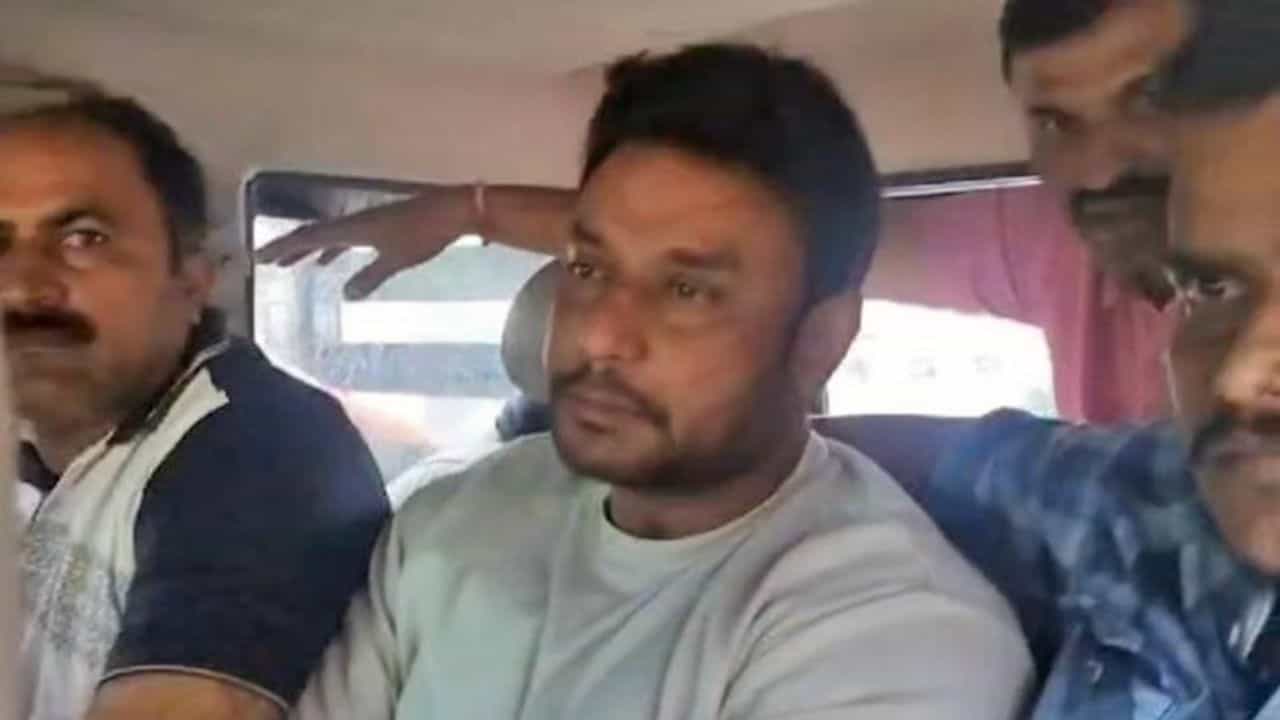 ಜೈಲಿನಲ್ಲಿ ದರ್ಶನ್ಗೆ ಸಿಕ್ತು ಟಿವಿ ಆದರೆ ಬೇಕಾಗಿದ್ದು ಸಿಗಲಿಲ್ಲ ಜೈಲಿನಲ್ಲಿ ದರ್ಶನ್ಗೆ ಸಿಕ್ತು ಟಿವಿ ಆದರೆ ಬೇಕಾಗಿದ್ದು ಸಿಗಲಿಲ್ಲ