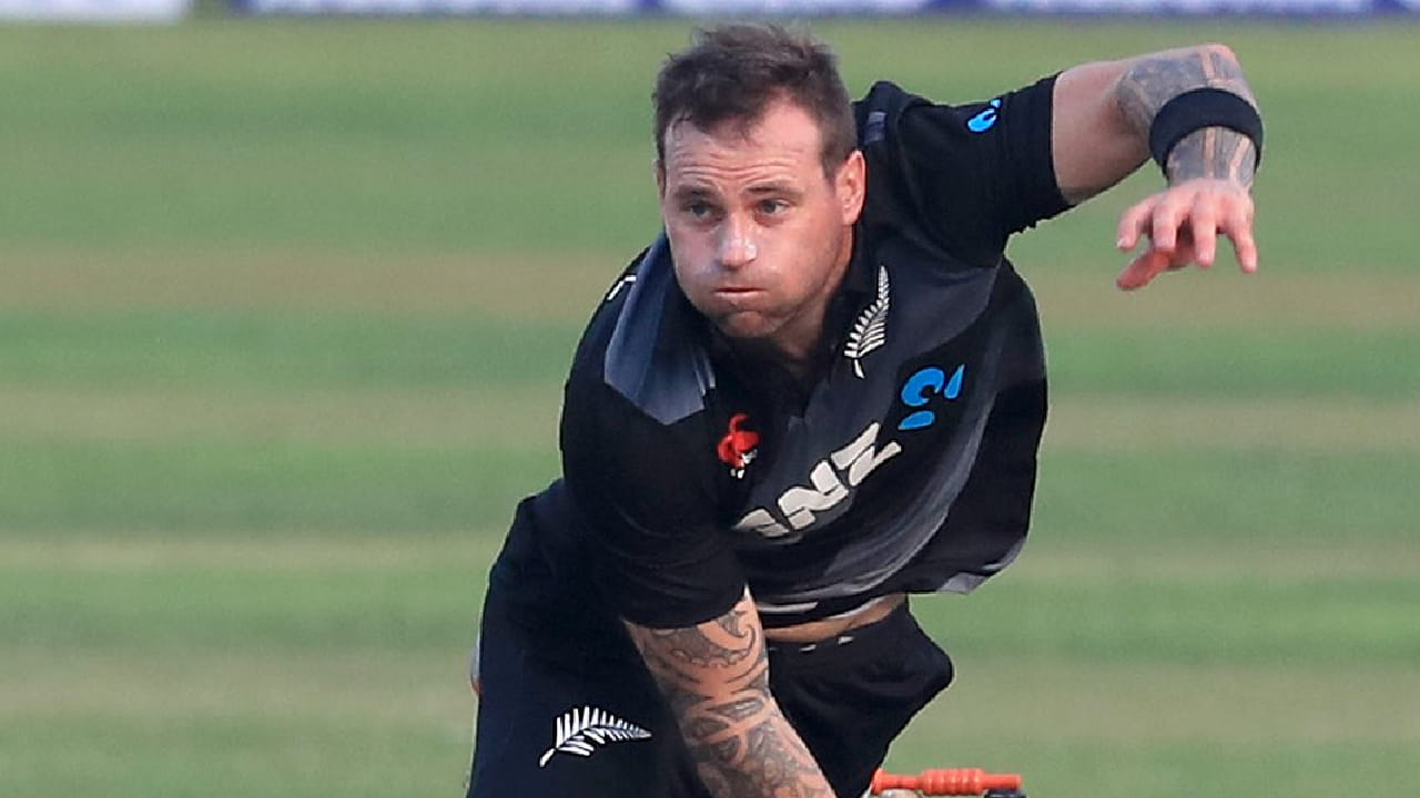 ಅಷ್ಟೇ ಅಲ್ಲದೆ ಇಂಡಿಯನ್ ಪ್ರೀಮಿಯರ್ ಲೀಗ್​ನಲೂ ಡೌಗ್ ಬ್ರೇಸ್​ವೆಲ್ ಕಾಣಿಸಿಕೊಂಡಿದ್ದರು. 2012 ರಲ್ಲಿ ಡೆಲ್ಲಿ ಕ್ಯಾಪಿಟಲ್ಸ್ ಪರ ಏಕೈಕ ಪಂದ್ಯವಾಡಿದ್ದ ಕಿವೀಸ್ ಆಲ್​ರೌಂಡರ್ 4 ಓವರ್​ಗಳಲ್ಲಿ 32 ರನ್ ನೀಡಿ 3 ವಿಕೆಟ್ ಕಬಳಿಸಿ ಮಿಂಚಿದ್ದರು. ಹಾಗೆಯೇ ಚಾಂಪಿಯನ್ಸ್ ಲೀಗ್ ಟಿ20 ಟೂರ್ನಿಯಲ್ಲೂ ಅವರು ಕಣಕ್ಕಿಳಿದಿದ್ದರು.