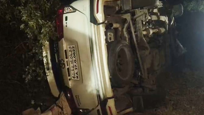 ಡಿಕೆಶಿ​ ಪಿಎಸ್ ಕಾರು ಅಪಘಾತ: ಬೈಕ್​ ಸವಾರ ಸಾವು, ಕಾರು ಪಲ್ಟಿ