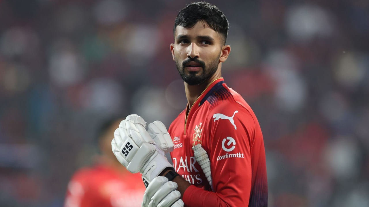 ಅತ್ತ ಆರ್​ಸಿಬಿ ತಂಡದ ಆರಂಭಿಕರು ಬದಲಾಗುವ ಸಾಧ್ಯತೆಯಿಲ್ಲ. ಮುಂದಿನ ಸೀಸನ್​ನಲ್ಲೂ ವಿರಾಟ್ ಕೊಹ್ಲಿ ಹಾಗೂ ಫಿಲ್ ಸಾಲ್ಟ್ ಮುಂದುವರೆಯಲಿದ್ದಾರೆ. ಇನ್ನು ನಾಯಕ ರಜತ್ ಪಾಟಿದಾರ್ ಕಣಕ್ಕಿಳಿಯುವುದು ಖಚಿತ. ಇದರ ನಡುವೆ ದೇವದತ್ ಪಡಿಕ್ಕಲ್ ಅವರನ್ನು ಹೊರಗಿಟ್ಟರೆ ಮಾತ್ರ ವೆಂಟಕೇಶ್ ಅಯ್ಯರ್ ಅವರನ್ನು ಕಣಕ್ಕಿಳಿಸಬಹುದು.