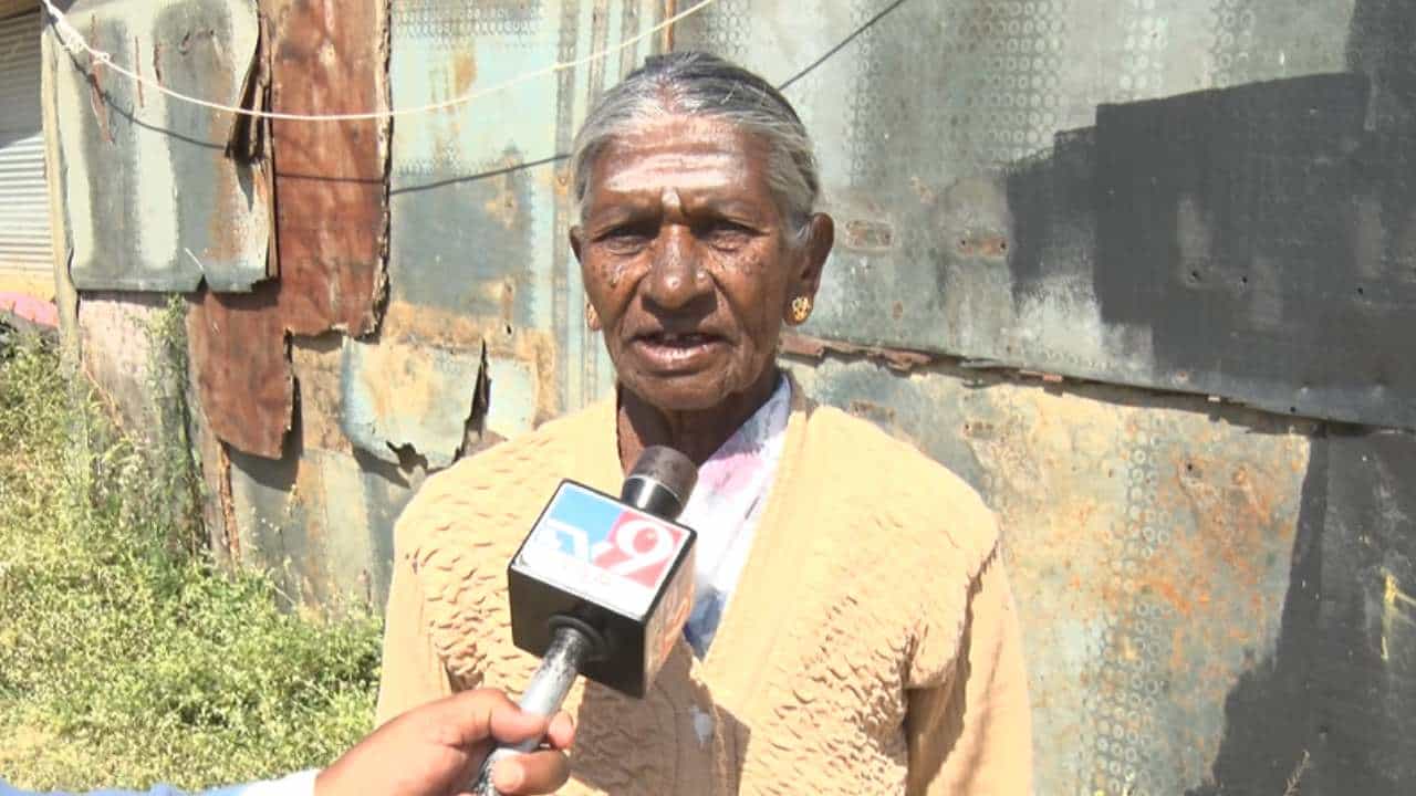 ಬದುಕಿರುವ ಮಹಿಳೆಗೆ ಡೆತ್ ಸರ್ಟಿಫಿಕೇಟ್: ಆಸ್ತಿಗಾಗಿ ಬದುಕಿರುವ ವೃದ್ಧೆಯನ್ನೇ ಸಾಯಿಸಿದ್ರು! ಬದುಕಿರುವ ಮಹಿಳೆಗೆ ಡೆತ್ ಸರ್ಟಿಫಿಕೇಟ್: ಆಸ್ತಿಗಾಗಿ ಬದುಕಿರುವ ವೃದ್ಧೆಯನ್ನೇ ಸಾಯಿಸಿದ್ರು!