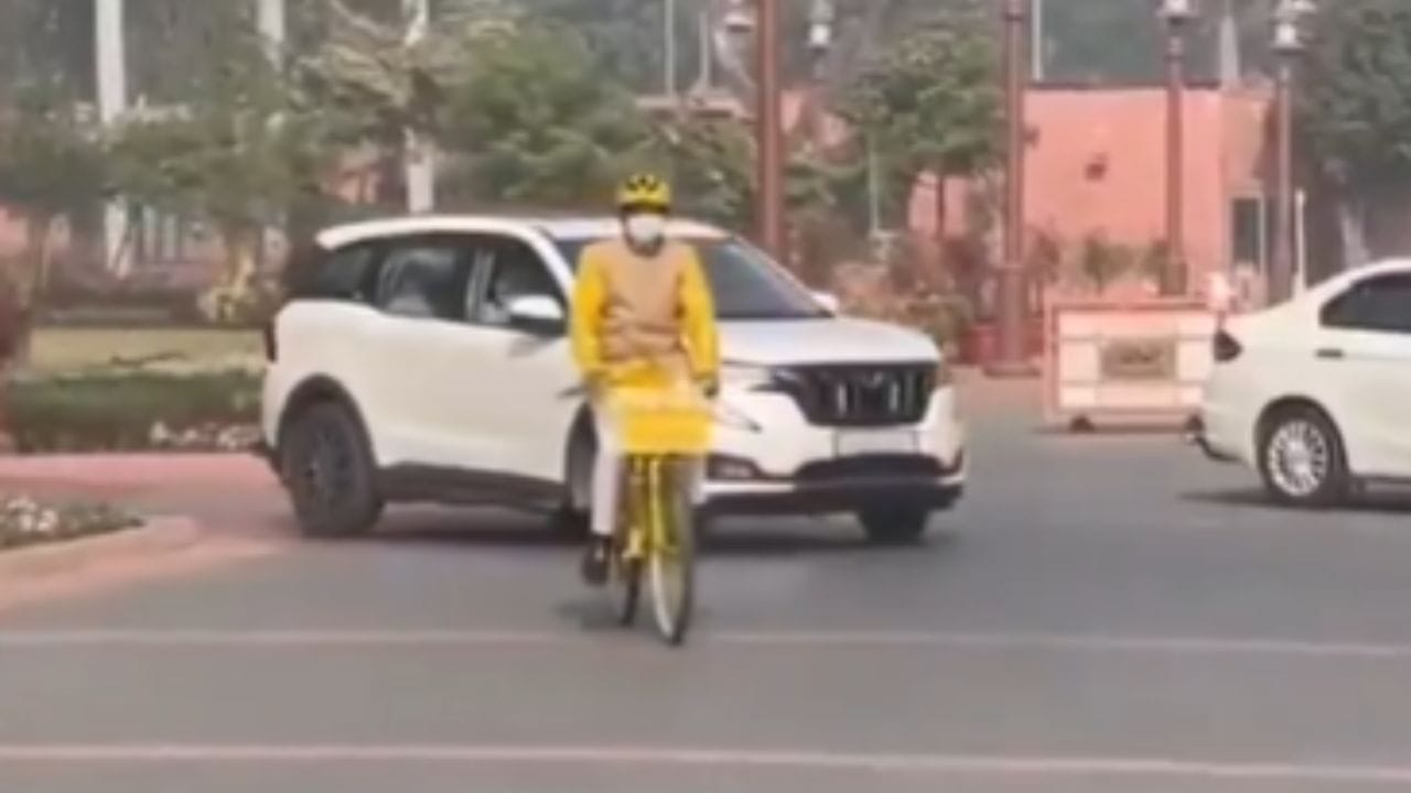 ದೆಹಲಿಯಲ್ಲಿ ಗಾಳಿ ಗುಣಮಟ್ಟ ಕಳಪೆ: ಜಾಗೃತಿ ಮೂಡಿಸಲು ಸಂಸತ್ತಿಗೆ ಸೈಕಲ್ನಲ್ಲಿ ಬಂದ ಸಂಸದ ದೆಹಲಿಯಲ್ಲಿ ಗಾಳಿ ಗುಣಮಟ್ಟ ಕಳಪೆ: ಜಾಗೃತಿ ಮೂಡಿಸಲು ಸಂಸತ್ತಿಗೆ ಸೈಕಲ್ನಲ್ಲಿ ಬಂದ ಸಂಸದ