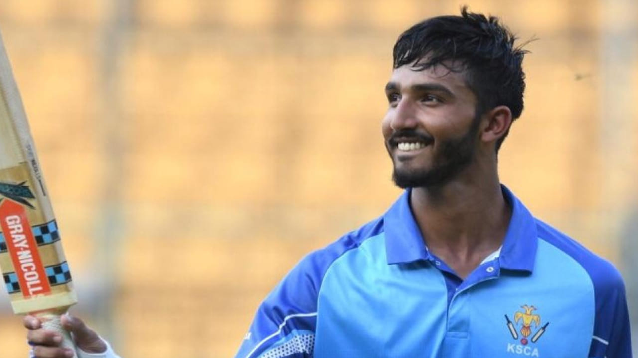 ಕರ್ನಾಟಕ ಪರ ಯುವ ಆರಂಭಿಕ ಆಟಗಾರ ದೇವದತ್ ಪಡಿಕ್ಕಲ್ ಸ್ಫೋಟಕ ಶತಕ ಸಿಡಿಸಿ ಮಿಂಚಿದ್ದಾರೆ. ನಾಯಕ ಮಯಾಂಕ್ ಅಗರ್ವಾಲ್ ಅವರೊಂದಿಗೆ ಇನ್ನಿಂಗ್ಸ್ ಆರಂಭಿಸಿದ ದೇವದತ್ ಪಡಿಕ್ಕಲ್ ತಮ್ಮ ಇನ್ನಿಂಗ್ಸ್​ನಲ್ಲಿ 118 ಎಸೆತಗಳನ್ನು ಎದುರಿಸಿ 10 ಬೌಂಡರಿ ಹಾಗೂ 7 ಭರ್ಜರಿ ಸಿಕ್ಸರ್ ಸಹಿತ 147 ರನ್ ಬಾರಿಸಿ ವಿಕೆಟ್ ಒಪ್ಪಿಸಿದರು.