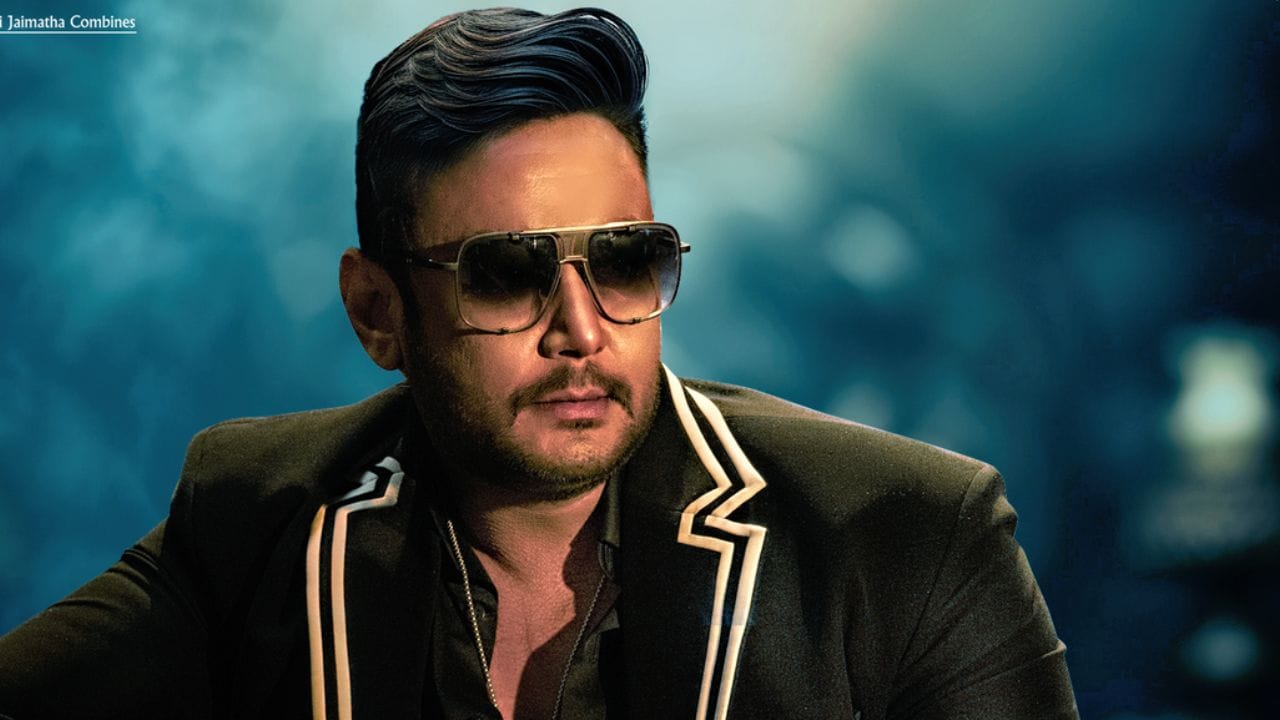 ದರ್ಶನ್ ಜೈಲಿನಲ್ಲಿದ್ದರೂ ಸಹ ಅವರ ನಟನೆಯ ‘ಡೆವಿಲ್’ ಸಿನಿಮಾ ಇದೇ ಡಿಸೆಂಬರ್​​ನಲ್ಲಿ ಬಿಡುಗಡೆ ಆಗಲಿದೆ. ಡಿಸೆಂಬರ್ 11 ರಂದು ಸಿನಿಮಾ ತೆರೆಗೆ ಬರಲಿದೆ. ಸಿನಿಮಾದ ಟ್ರೈಲರ್ ಬಿಡುಗಡೆ ಆಗಿ ಗಮನ ಸೆಳೆದಿದೆ.