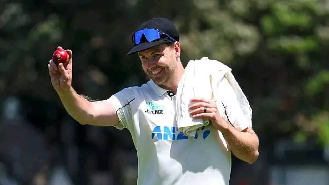 ಇಷ್ಟೇ ಅಲ್ಲದೆ ಒಂದೇ ವರ್ಷದೊಳಗೆ ಜೇಕಬ್ ಡಫಿ ಮೂರು ಬಾರಿ ಸರಣಿ ಶ್ರೇಷ್ಠ ಪ್ರಶಸ್ತಿಯನ್ನು ತಮ್ಮದಾಗಿಸಿಕೊಂಡಿದ್ದಾರೆ. ಈ ಮೂಲಕ ಅಂತಾರಾಷ್ಟ್ರೀಯ ಕ್ರಿಕೆಟ್​ಗೆ ಪಾದಾರ್ಪಣೆ ಮಾಡಿದ ವರ್ಷವೇ ಮೂರು ಸರಣಿ ಶ್ರೇಷ್ಠ ಪ್ರಶಸ್ತಿ ಪಡೆದ ಬೌಲರ್ ಎನಿಸಿಕೊಂಡಿದ್ದಾರೆ. ಒಟ್ಟಿನಲ್ಲಿ ಇಂಟರ್​ನ್ಯಾಷನಲ್ ಕ್ರಿಕೆಟ್​ಗೆ ಎಂಟ್ರಿ ಕೊಟ್ಟ ವರ್ಷವೇ ಡಫಿ ಕಡೆಯಿಂದ ಭರ್ಜರಿ ಪ್ರದರ್ಶನ ಮೂಡಿಬಂದಿದ್ದು, ಈ ಅಮೋಘ ಪ್ರದರ್ಶನದೊಂದಿಗೆ ಕಿವೀಸ್ ವೇಗಿ ಕ್ರಿಕೆಟ್​ ಅಂಗಳದಲ್ಲಿ ಹೊಸ ಸಂಚಲನ ಸೃಷ್ಟಿಸಿದ್ದಾರೆ.