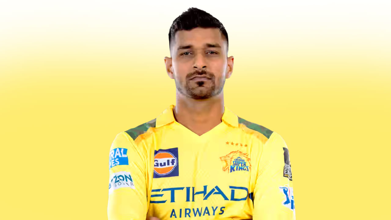 ದೀಪಕ್ ಹೂಡಾ: ಭಾರತದ ಬ್ಯಾಟರ್ ದೀಪಕ್ ಹೂಡಾ ಕಳೆದ ಸೀಸನ್​​ನಲ್ಲಿ ಚೆನ್ನೈ ಸೂಪರ್ ಕಿಂಗ್ಸ್ ತಂಡದ ಭಾಗವಾಗಿದ್ದರು. ಇದಾಗ್ಯೂ ಅವರಿಂದ ನಿರೀಕ್ಷಿತ ಪ್ರದರ್ಶನ ಮೂಡಿಬಂದಿರಲಿಲ್ಲ. ಇದೀಗ 75 ಲಕ್ಷ ರೂ. ಮೂಲ ಬೆಲೆಯೊಂದಿಗೆ ಕಾಣಿಸಿಕೊಂಡಿರುವ ಹೂಡಾಗಾಗಿ ಮೊದಲ ಸುತ್ತಿನಲ್ಲೇ ಬಿಡ್ಡಿಂಗ್ ನಡೆಯಲಿದೆ.