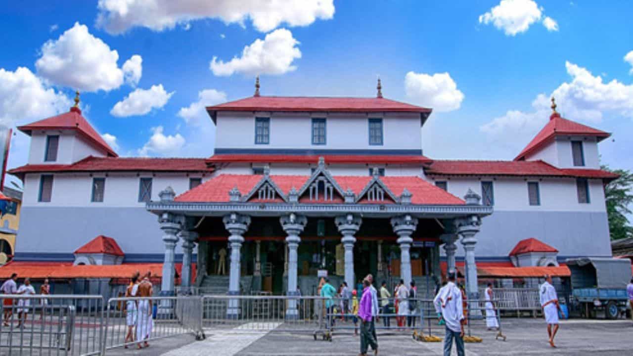 ಬುರುಡೆ ಕೇಸ್ಗೆ ಎಂಟ್ರಿಕೊಟ್ಟ ಶ್ರೀಕ್ಷೇತ್ರ ಧರ್ಮಸ್ಥಳ: ಕೋರ್ಟ್ನಲ್ಲಿ ವಕಾಲತ್ತು ಸಲ್ಲಿಕೆ ಬುರುಡೆ ಕೇಸ್ಗೆ ಎಂಟ್ರಿಕೊಟ್ಟ ಶ್ರೀಕ್ಷೇತ್ರ ಧರ್ಮಸ್ಥಳ: ಕೋರ್ಟ್ನಲ್ಲಿ ವಕಾಲತ್ತು ಸಲ್ಲಿಕೆ