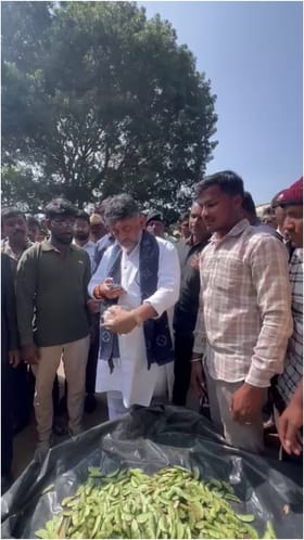 ರೈತರ ಸಂತೆಯಲ್ಲಿ ಡಿಕೆ ಶಿವಕುಮಾರ್​ ಖರೀದಿ ಭರಾಟೆ!