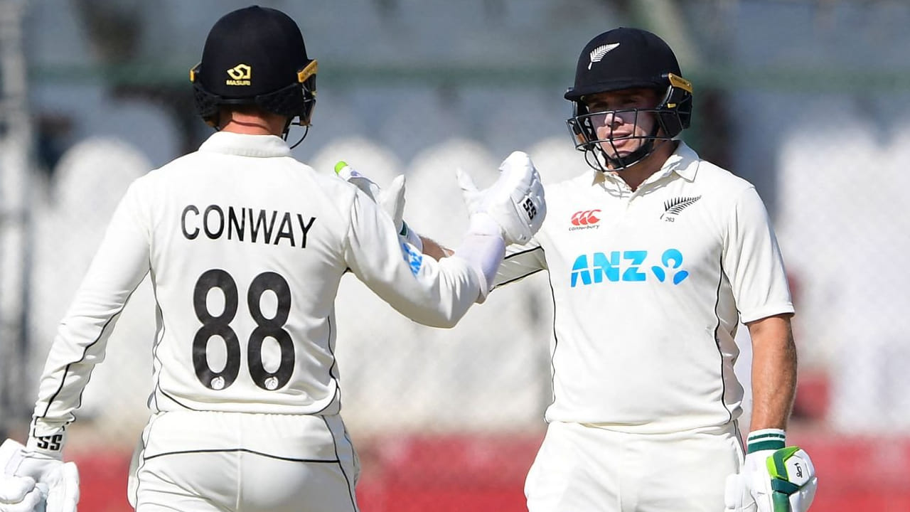 ಮೌಂಟ್​ ಮೌಂಗನುಯಿಯ ಬೇ ಓವಲ್ ಮೈದಾನದಲ್ಲಿ ನಡೆಯುತ್ತಿರುವ ವೆಸ್ಟ್ ಇಂಡೀಸ್ ವಿರುದ್ಧದ 3ನೇ ಟೆಸ್ಟ್ ಪಂದ್ಯದಲ್ಲಿ ಡೆವೊನ್ ಕಾನ್ವೆ ಹಾಗೂ ಟಾಮ್ ಲ್ಯಾಥಮ್ ಭರ್ಜರಿ ಸೆಂಚುರಿಗಳನ್ನು ಸಿಡಿಸಿದ್ದಾರೆ. ಅದು ಕೂಡ ಎರಡೂ ಇನಿಂಗ್ಸ್​ಗಳಲ್ಲಿ ಎಂಬುದು ವಿಶೇಷ.