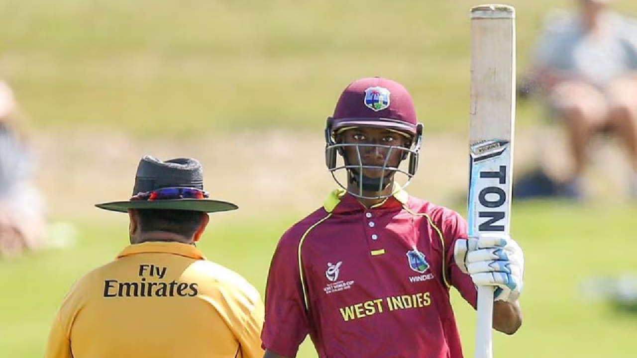 2002 ರಲ್ಲಿ ಸ್ಕಾಟ್ಲೆಂಡ್ ವಿರುದ್ಧದ ಯೂತ್ ಒಡಿಐ ಪಂದ್ಯದಲ್ಲಿ ವೆಸ್ಟ್ ಇಂಡೀಸ್ ಪರ ಕಣಕ್ಕಿಳಿದಿದ್ದ ಡೊನೊವೆನ್ ಪಾಗೊನ್ 176 ರನ್ ಬಾರಿಸಿದ್ದರು. ಈ ಮೂಲಕ ಚೊಚ್ಚಲ ಯೂತ್ ಒಡಿಐ ಮ್ಯಾಚ್ನಲ್ಲಿ ಅತೀ ಹೆಚ್ಚು ರನ್ ಗಳಿಸಿದ ಬ್ಯಾಟ್ಸ್ಮನ್ ಎಂಬ ವಿಶ್ವ ದಾಖಲೆ ನಿರ್ಮಿಸಿದ್ದರು.