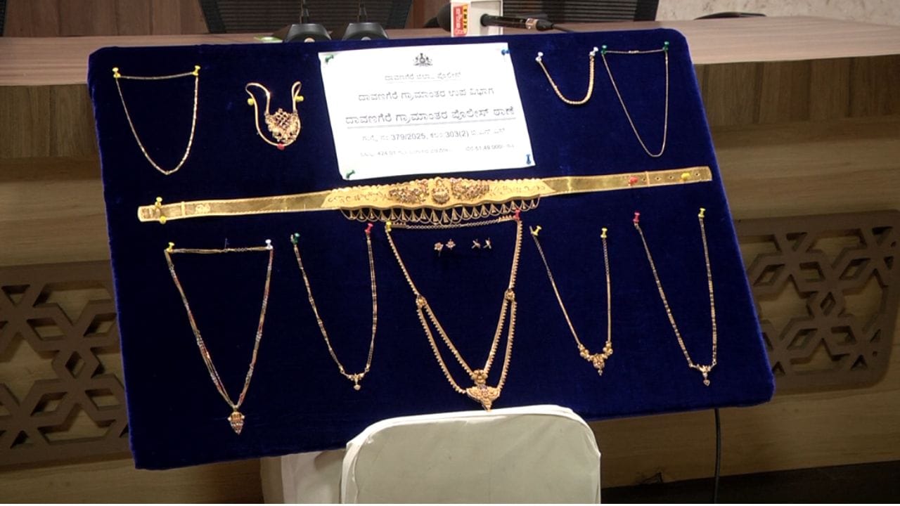 ಕುಖ್ಯಾತ ಬ್ಯಾಂಡ್ ಬಜಾ ಗ್ಯಾಂಗ್ ಬಂಧನಕ್ಕೆ ಖಾಕಿ ಸರ್ಕಸ್: ಅರ್ಧ ಕೋಟಿ ಮೌಲ್ಯದ ಚಿನ್ನಾಭರಣ ಜಪ್ತಿ ಕುಖ್ಯಾತ ಬ್ಯಾಂಡ್ ಬಜಾ ಗ್ಯಾಂಗ್ ಬಂಧನಕ್ಕೆ ಖಾಕಿ ಸರ್ಕಸ್: ಅರ್ಧ ಕೋಟಿ ಮೌಲ್ಯದ ಚಿನ್ನಾಭರಣ ಜಪ್ತಿ