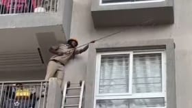 ಅಪಾರ್ಟ್ಮೆಂಟ್​​ನಲ್ಲಿ ಸಿಲುಕಿಕೊಂಡ ಬೆಕ್ಕನ್ನು ಕಾಪಾಡಿದ ಅಗ್ನಿಶಾಮಕ ದಳ