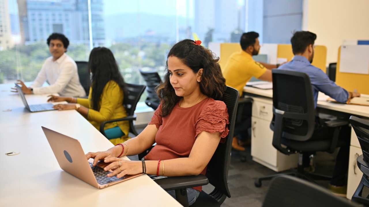 Labour Law: ವಾರಕ್ಕೆ 3 ದಿನ ವೀಕಾಫ್ಗೂ ಅವಕಾಶ, ಆದರೆ... ಭಾರತದ ಹೊಸ ಕಾರ್ಮಿಕ ಕಾನೂನು ಹೇಳೋದಿದು Labour Law: ವಾರಕ್ಕೆ 3 ದಿನ ವೀಕಾಫ್ಗೂ ಅವಕಾಶ, ಆದರೆ... ಭಾರತದ ಹೊಸ ಕಾರ್ಮಿಕ ಕಾನೂನು ಹೇಳೋದಿದು