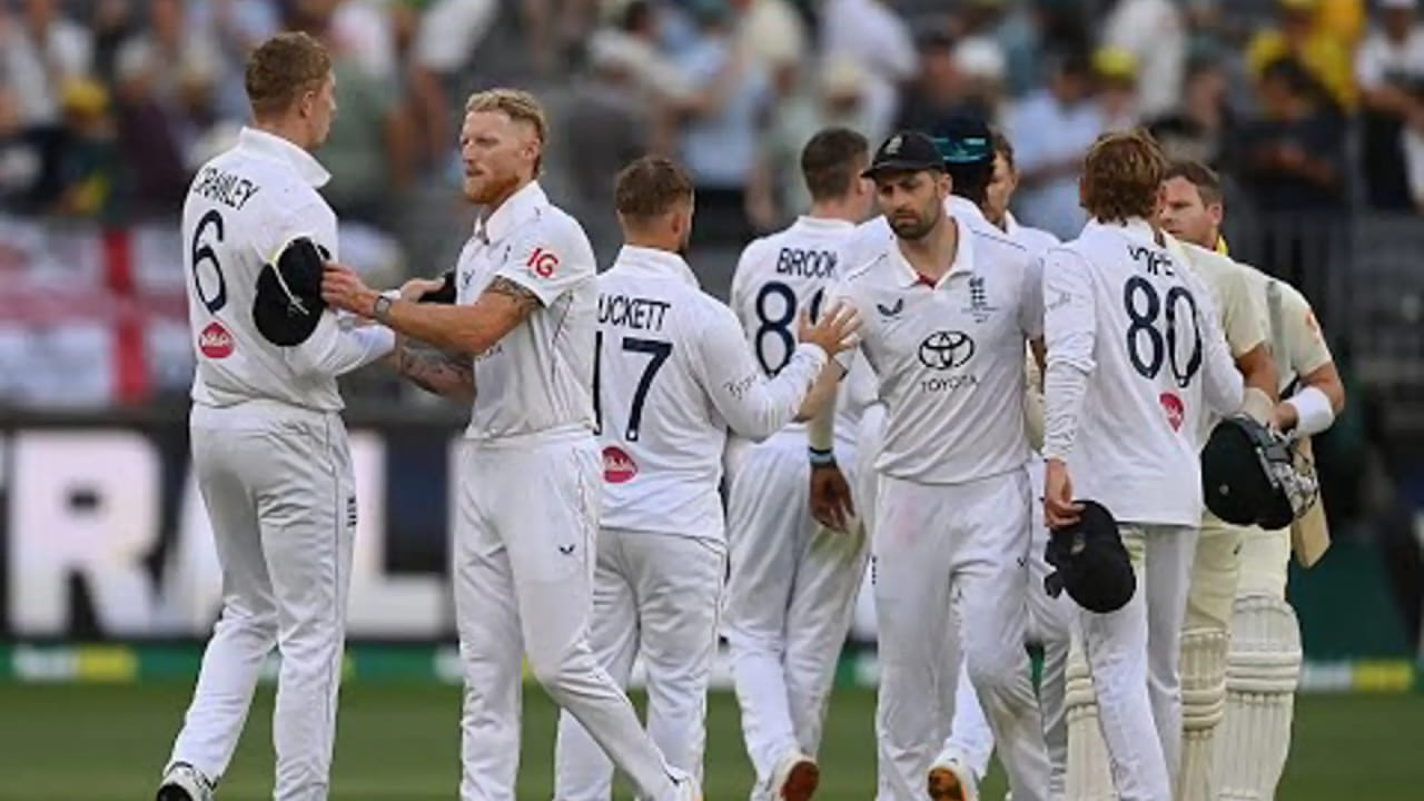 ಮೇಲೆ ಹೇಳಿದಂತೆ ಸುಮಾರು 15 ವರ್ಷಗಳ ನಂತರ ಇಂಗ್ಲೆಂಡ್ ತಂಡವು ಆಸ್ಟ್ರೇಲಿಯಾ ನೆಲದಲ್ಲಿ ಟೆಸ್ಟ್ ಪಂದ್ಯವನ್ನು ಗೆದ್ದಿದೆ. ಇದಕ್ಕೂ ಮೊದಲು 2011 ರ ಜನವರಿಯಲ್ಲಿ ಆಸ್ಟ್ರೇಲಿಯಾ ವಿರುದ್ಧ ಆಸ್ಟ್ರೇಲಿಯಾದಲ್ಲಿ ಟೆಸ್ಟ್ ಪಂದ್ಯವನ್ನು ಗೆದ್ದಿದ್ದ ಆಗಿನ ಇಂಗ್ಲೆಂಡ್‌ ತಂಡವನ್ನು ಆಂಡ್ರ್ಯೂ ಸ್ಟ್ರಾಸ್ ಮುನ್ನಡೆಸಿದ್ದರು. ಆ ಟೆಸ್ಟ್ ಪಂದ್ಯದಲ್ಲಿ ಅಲಸ್ಟೈರ್ ಕುಕ್ ಅದ್ಭುತ ಪ್ರದರ್ಶನ ನೀಡಿ 189 ರನ್​ಗಳ ಇನ್ನಿಂಗ್ಸ್ ಆಡಿದ್ದರು. ಅಂದಿನಿಂದ ಇಂಗ್ಲೆಂಡ್ ಕಾಂಗರೂಗಳ ನಾಡಲ್ಲಿ ಟೆಸ್ಟ್ ಪಂದ್ಯ ಗೆದ್ದಿರಲಿಲ್ಲ.