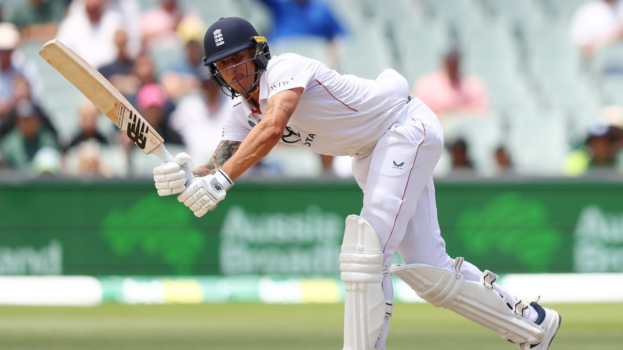 ಎರಡನೇ ಇನ್ನಿಂಗ್ಸ್‌ನಲ್ಲಿ, ಇಂಗ್ಲೆಂಡ್ ಪರ ಬೌಲಿಂಗ್​ನಲ್ಲಿ ಮಿಂಚಿದ ಬ್ರೈಡನ್ ಕಾರ್ಸ್ ನಾಲ್ಕು ವಿಕೆಟ್‌ಗಳನ್ನು ಪಡೆದರೆ, ಬೆನ್ ಸ್ಟೋಕ್ಸ್ ಮೂರು ವಿಕೆಟ್‌ಗಳನ್ನು ಗಳಿಸಿದರು. ಹೀಗಾಗಿ ಆಸ್ಟ್ರೇಲಿಯಾ 132 ರನ್‌ಗಳಿಗೆ ಆಲೌಟ್ ಆಗಿ, ಇಂಗ್ಲೆಂಡ್ ಗೆಲುವಿಗೆ 175 ರನ್‌ಗಳ ಗುರಿ ನೀಡಿತು. ಈ ಗುರಿ ಬೆನ್ನಟ್ಟಿದ ಇಂಗ್ಲೆಂಡ್ ಪರ ಜ್ಯಾಕ್ ಕ್ರಾಲಿ (37), ಬೆನ್ ಡಕೆಟ್ (34) ಮತ್ತು ಜಾಕೋಬ್ ಬೆಥೆಲ್ (40) ನಿರ್ಣಾಯಕ ಇನ್ನಿಂಗ್ಸ್‌ ಆಡಿ ತಂಡವನ್ನು ಗೆಲುವಿನ ದಡ ಮುಟ್ಟಿಸಿದರು.


