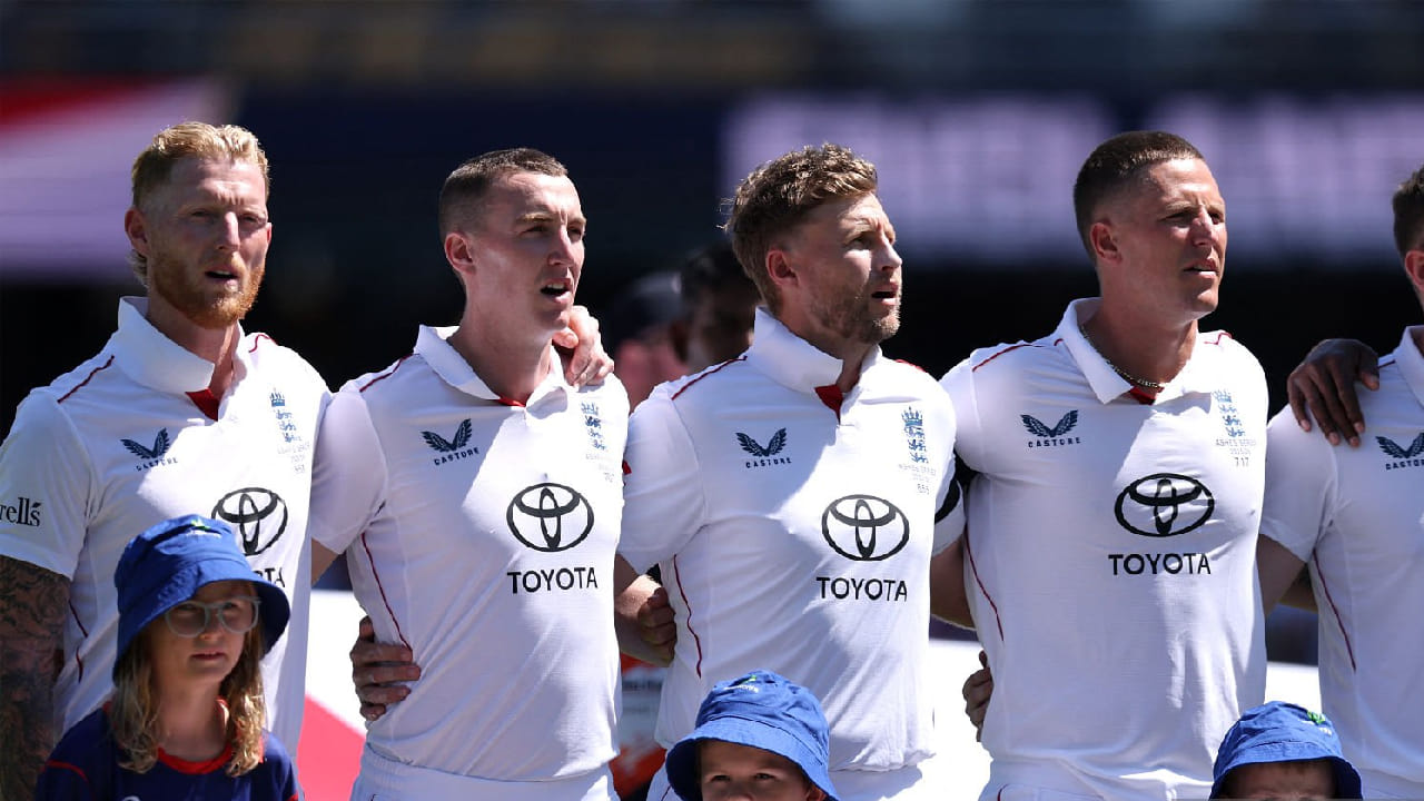 ಇಂಗ್ಲೆಂಡ್ ಪ್ಲೇಯಿಂಗ್ 11: ಝಾಕ್ ಕ್ರಾಲಿ , ಬೆನ್ ಡಕೆಟ್ , ಒಲೀ ಪೋಪ್ , ಜೋ ರೂಟ್ , ಹ್ಯಾರಿ ಬ್ರೂಕ್ , ಬೆನ್ ಸ್ಟೋಕ್ಸ್ (ನಾಯಕ) , ಜೇಮಿ ಸ್ಮಿತ್ (ವಿಕೆಟ್ ಕೀಪರ್) ವಿಲ್ ಜ್ಯಾಕ್ಸ್ , ಗಸ್ ಅಟ್ಕಿನ್ಸನ್ , ಬ್ರೈಡನ್ ಕಾರ್ಸ್ , ಜೋಫ್ರಾ ಆರ್ಚರ್.
