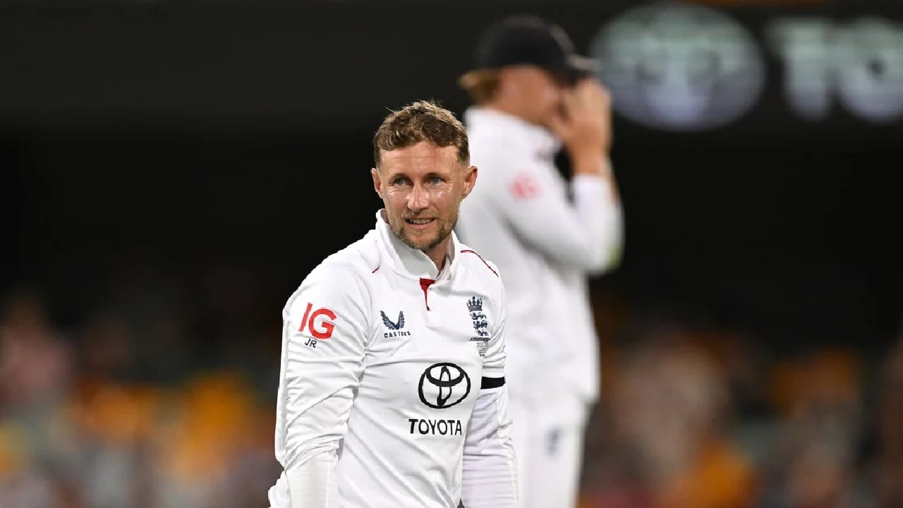 ಮೊದಲ ಜೀವದಾನದ ಬಳಿಕ ಅಲೆಕ್ಸ್ ಕ್ಯಾರಿ ಜೋ ರೂಟ್​ಗೆ ಕ್ಯಾಚ್ ನೀಡಿದ್ದರು. ಆದರೆ ಚೆಂಡನ್ನು ಹಿಡಿಯುವಲ್ಲಿ ರೂಟ್ ಕೂಡ ವಿಫಲರಾದರು.ಇನ್ನು ಮೈಕೆಲ್ ನೇಸರ್ ನೀಡಿದ ಸುಲಭ ಕ್ಯಾಚ್ ಅನ್ನು ಬ್ರೈಡನ್ ಕಾರ್ಸ್ ಕೈಚೆಲ್ಲಿದರು.  ಈ ಮೂಲಕ ಇಂಗ್ಲೆಂಡ್ ತಂಡವು ಒಂದೇ ದಿನದಲ್ಲಿ ಕ್ಯಾಚ್​ಗಳನ್ನು ಕೈಚೆಲ್ಲಿ ಆಸ್ಟ್ರೇಲಿಯಾದಲ್ಲಿ ಹೊಸ ಇತಿಹಾಸ ನಿರ್ಮಿಸಿದೆ.