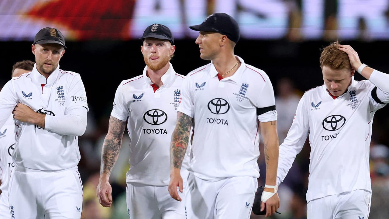 ಅಡಿಲೇಡ್​ನಲ್ಲಿ ನಡೆಯಲಿರುವ ಮೂರನೇ ಟೆಸ್ಟ್ ಪಂದ್ಯವು ಇಂಗ್ಲೆಂಡ್ ಪಾಲಿಗೆ ನಿರ್ಣಾಯಕ. ಏಕೆಂದರೆ ಮೊದಲೆರಡು ಮ್ಯಾಚ್​ಗಳಲ್ಲಿ ಆಸ್ಟ್ರೇಲಿಯಾ ತಂಡ ಭರ್ಜರಿ ಜಯ ಸಾಧಿಸಿದೆ. ಪರ್ತ್​ನಲ್ಲಿ ನಡೆದ ಮೊದಲ ಟೆಸ್ಟ್ ಪಂದ್ಯದಲ್ಲಿ 8 ವಿಕೆಟ್​ಗಳ ಗೆಲುವು ದಾಖಲಿಸಿದ್ದ ಆಸ್ಟ್ರೇಲಿಯಾ ದ್ವಿತೀಯ ಪಂದ್ಯದಲ್ಲೂ 8 ವಿಕೆಟ್​ಗಳ ಜಯ ಸಾಧಿಸಿದೆ. ಈ ಮೂಲಕ 5 ಮ್ಯಾಚ್​ಗಳ ಸರಣಿಯಲ್ಲಿ 2-0 ಅಂತರದಿಂದ ಮುನ್ನಡೆ ಸಾಧಿಸಿದೆ. ಇದೀಗ ಸರಣಿ ಗೆಲುವಿನ ಆಸೆಯನ್ನು ಜೀವಂತವಿರಿಸಿಕೊಳ್ಳಲು ಇಂಗ್ಲೆಂಡ್ ತಂಡ ಮೂರನೇ ಪಂದ್ಯದಲ್ಲಿ ಜಯ ಸಾಧಿಸಲಬೇಕು. ಈ ಪಂದ್ಯಕ್ಕಾಗಿ ಉಭಯ ತಂಡಗಳು ಈ ಕೆಳಗಿನಂತಿದೆ...