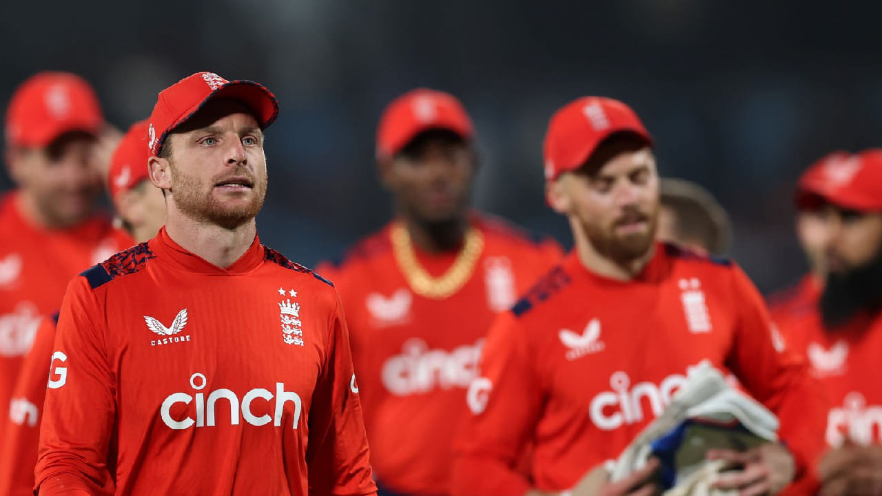 ಟಿ20 ವಿಶ್ವಕಪ್​ಗಾಗಿ ಇಂಗ್ಲೆಂಡ್ 15 ಸದಸ್ಯರುಗಳ ತಂಡವನ್ನು ಪ್ರಕಟಿಸಿದೆ. ಆದರೆ ಈ ಪ್ರಕಟಣೆಯೊಂದಿಗೆ ಇಂಗ್ಲೆಂಡ್ ಕ್ರಿಕೆಟ್ ಬೋರ್ಡ್ ಇದು ತಾತ್ಕಾಲಿಕ ತಂಡವೆಂದು ತಿಳಿಸಿದ್ದಾರೆ. ಇದರ ಬೆನ್ನಲ್ಲೇ ಇಸಿಬಿ ತಾತ್ಕಾಲಿಕ ತಂಡದ ಘೋಷಣೆ ಮಾಡಿದ್ದೇಕೆ? ಎಂಬ ಪ್ರಶ್ನೆಯೊಂದು ಹುಟ್ಟಿಕೊಂಡಿದೆ.