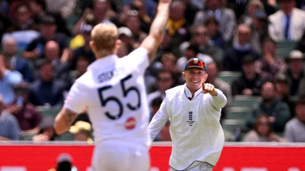 ಆಶಸ್ ಸರಣಿಯಲ್ಲಿ ಸತತ 3 ಪಂದ್ಯಗಳನ್ನು ಸೋತು, ಸರಣಿಯನ್ನು ಕಳೆದುಕೊಂಡಿದ್ದ ಇಂಗ್ಲೆಂಡ್‌ ತಂಡ 4ನೇ ಟೆಸ್ಟ್ ಪಂದ್ಯವನ್ನು ಗೆಲ್ಲುವ ಮೂಲಕ ತನ್ನ ಸೋಲಿನ ಸರಣಿಯನ್ನು ಅಂತ್ಯಗೊಳಿಸಿದೆ. ಆತಿಥೇಯ ಆಸ್ಟ್ರೇಲಿಯಾವನ್ನು 4 ವಿಕೆಟ್‌ಗಳಿಂದ ಸೋಲಿಸಿದ ಇಂಗ್ಲೆಂಡ್‌, ಕಾಂಗರೂಗಳ ನಾಡಲ್ಲಿ 15 ವರ್ಷಗಳ ನಂತರ ಟೆಸ್ಟ್ ಪಂದ್ಯವನ್ನು ಗೆದ್ದುಕೊಂಡಿತು. ಇದಕ್ಕೂ ಮೊದಲು, ಇಂಗ್ಲೆಂಡ್ 2011 ರಲ್ಲಿ ನಡೆದ ಟೆಸ್ಟ್​ನಲ್ಲಿ ಆಸ್ಟ್ರೇಲಿಯಾವನ್ನು ಅವರದ್ದೇ ನೆಲದಲ್ಲಿ ಮಣಿಸಿತ್ತು.