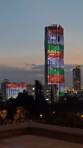 ಇಥಿಯೋಪಿಯಾದ ವಾಣಿಜ್ಯ ಬ್ಯಾಂಕ್ ಮೇಲೆ ತ್ರಿವರ್ಣ ಧ್ವಜದ ಚಿತ್ತಾರ