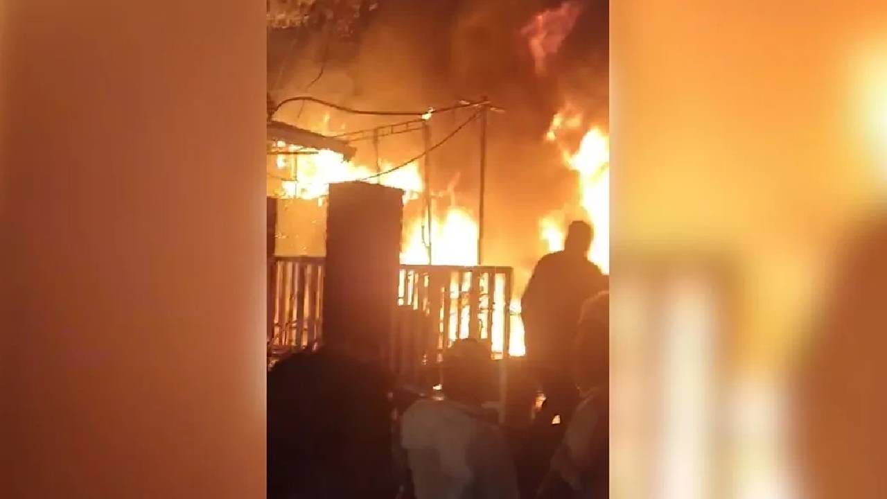 Video: ಮದುವೆ ಸಮಾರಂಭದ ವೇಳೆ ಬ್ಯಾಂಕ್ವೆಟ್ ಹಾಲ್ನಲ್ಲಿ ಭಾರಿ ಅಗ್ನಿ ಅವಘಡ Video: ಮದುವೆ ಸಮಾರಂಭದ ವೇಳೆ ಬ್ಯಾಂಕ್ವೆಟ್ ಹಾಲ್ನಲ್ಲಿ ಭಾರಿ ಅಗ್ನಿ ಅವಘಡ