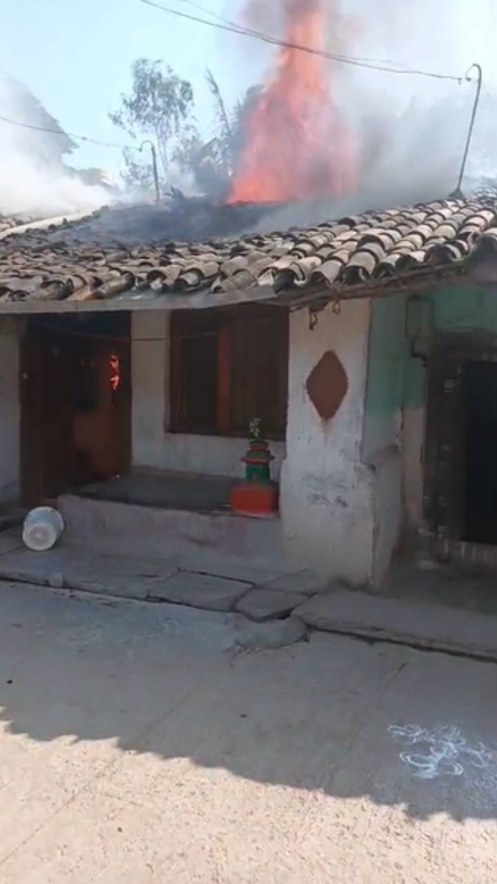 ಶಾರ್ಟ್​ ಸರ್ಕ್ಯೂಟ್​​ನಿಂದ ಹೊತ್ತಿ ಉರಿದ ಮನೆ