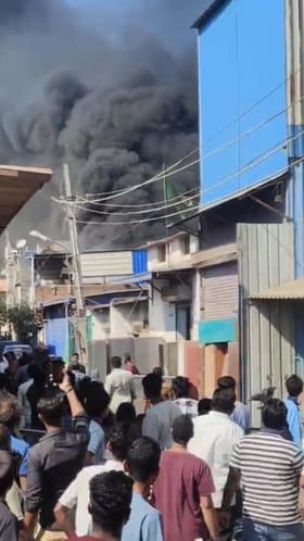 ಹೊತ್ತಿ ಉರಿದ ಮನೆ: ಮುಗಿಲೆತ್ತರಕ್ಕೆ ದಟ್ಟ ಹೊಗೆ