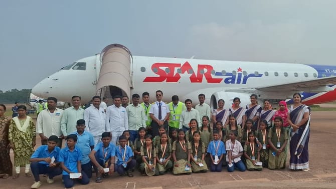 ಶಾಲೆ ಮಕ್ಕಳಿಗೆ ವಿಮಾನದಲ್ಲಿ ಪ್ರವಾಸ: ಮುಖ್ಯ ಶಿಕ್ಷಕರದ್ದೇ ಎಲ್ಲ ಖರ್ಚು!