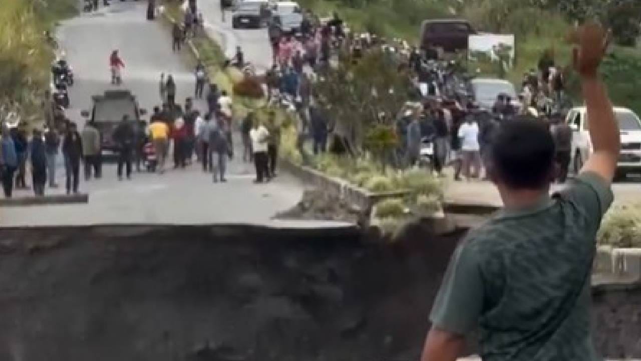 Video: ಇಂಡೋನೇಷ್ಯಾದಲ್ಲಿ ಸುನಾಮಿಗಿಂತ ತೀವ್ರವಾದ ಪ್ರವಾಹ, ನೋಡ ನೋಡುತ್ತಲೇ ಕುಸಿದೇ ಹೋಯ್ತು ರಸ್ತೆ